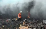 Petugas Damkar DKI Jakarta Meninggal Dunia saat Memadamkan Kebakaran TPS di Ciracas