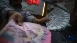 Rupiah Menguat Tiga Hari Beruntun, Dolar AS Turun ke Posisi Rp17.885