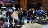BMW Motorrad Hadirkan F 450 GS dan R 1300 RT di GIIAS 2026, Perkuat Pasar Moge Premium