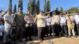 Temui Korban Gempa NTT, Prabowo Sampaikan Belasungkawa di Posko Pengungsian