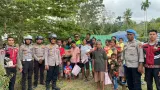 Tembus Medan Terjal, Kapolres Manggarai Timur Salurkan Bantuan bagi Warga Terdampak Gempa
