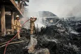 Kebakaran Pabrik Bingkai di Pondok Kelapa Jakarta Timur Merembet ke Rumah Warga