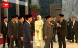 Prabowo Tiba di Gedung Parlemen Mengenakan Jas dan Kopiah Hitam