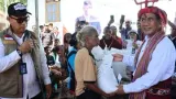 Kepala Bapanas dan Dirut Bulog Salurkan Bantuan Pangan Perdana di Kabupaten Alor