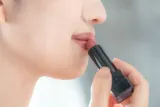 Sejarah Penguji Lipstik Era 1950-an dan Perkembangan Sains Sensorik Kosmetik